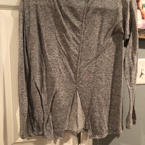 Light Old Navy sweater with split back 🥑🥑🥑 - Picture 2 of 5